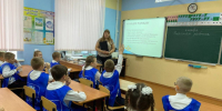 В Алексеевке в День памяти погибших при выполнении служебных обязанностей сотрудников органов внутренних дел России в школе прошел классный час, посвященный памятной дате. - Алексеевский городской округ
