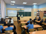 Автоинспекторы убедили ребят в необходимости обозначать одежду яркими атрибутами.